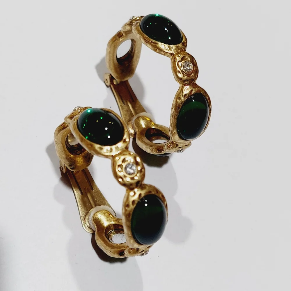 Vintage Kenneth Jay Lane emerald gold satin hoops gemstone earrings clips - Picture 6 of 10